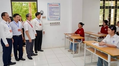 El Ministro de Educación y Formación, Nguyen Kim Son, alentó a los candidatos a tomar el examen de graduación.