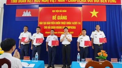 Académie navale : cérémonie de clôture du cours de formation des instructeurs tactiques de la Marine royale cambodgienne