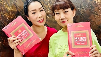 인민예술가 Trinh Kim Chi와 My Uyen이 "1975년부터 2025년까지 호치민시의 Cai Luong 극장"이라는 책을 홍보합니다.