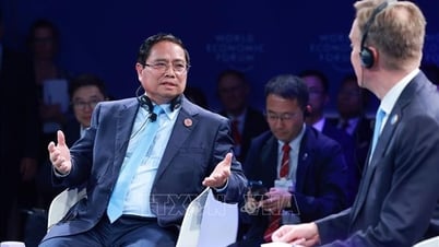 رئيس الوزراء فام مينه تشينه يعقد حوارًا سياسيًا في مؤتمر المنتدى الاقتصادي العالمي في تيانجين