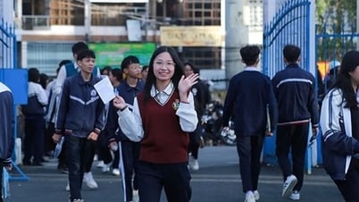 Ce matin, les candidats des provinces et des villes ont commencé à « franchir l'obstacle » de l'obtention du diplôme d'études secondaires.