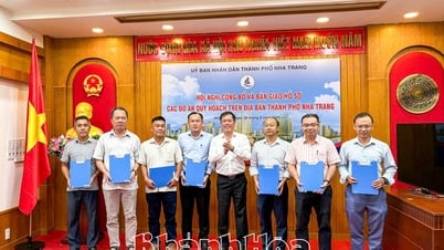 Das Volkskomitee der Stadt Nha Trang hat Planungsprojekte in der Stadt angekündigt und Dokumente übergeben.