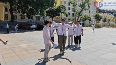 Đề thi Ngữ văn đậm tính thời sự với chủ đề "Vùng trời quê hương nào cũng là bầu trời Tổ quốc"