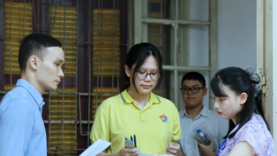 Báo cáo của Bộ GD&ĐT cho biết, trong buổi thi Ngữ văn, tình hình vi phạm quy chế thi của thí sinh như sau: Mức độ Năm 2025 Năm 2024 Khiển trách 0 2 Cảnh cáo 0 1 Đình chỉ 10 12 Bộ GD&ĐT cho biết, sáng 26/6, cả nước có hơn 1,1 triệu thí sinh dự thi môn Ngữ văn, đạt tỷ lệ 99,37 %. Trong đó, có 1.132.284 thí sinh dự thi theo Chương trình giáo dục phổ thông 2018 (đạt tỷ lệ 99,52 %); 19.403 thí sinh dự theo Chương trình giáo dục phổ thông 2006 (đạt tỷ lệ 90,65 %). Thông tin chung về số lượng thí sinh và điểm thi như sau: Chương trình GDPT Tổng số thí sinh ĐKDT Số điểm thi Số phòng thi Số thí sinh dự thi Tỷ lệ dự thi 2018 1.132.284 2.409 48.967 1.126.889 99,52 % 2006 19.403 85 851 17.588 90,65 % Tổng hợp 1.151.687 2.494 49.818 1.144.477 99,37 %