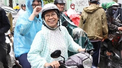 พ่อแม่ในนครโฮจิมินห์ไม่กลัวฝนตกหนัก ยังคงยืนรอหน้าสถานที่สอบรับบุตรหลาน