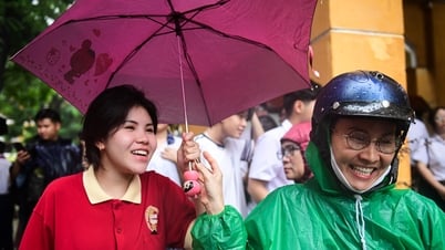 Sĩ tử ở TPHCM đội mưa về nhà sau bài thi môn Toán tốt nghiệp THPT 2025