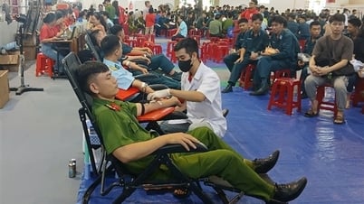 カインホア警察の多くの警官と兵士が自発的な献血に参加している