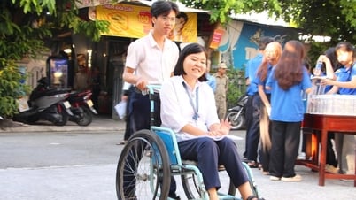 Touching images of the 2025 high school graduation exam: Beautiful friendship in a wheelchair