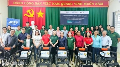 Donner des fauteuils roulants aux personnes handicapées de la ville de Buon Ma Thuot