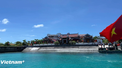 Cột mốc tâm linh giữa trùng khơi