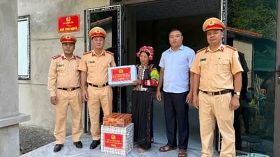 Entrega de 10 casas a familias en circunstancias difíciles