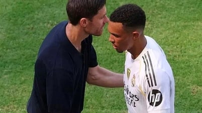 Xabi Alonso pone a prueba a Trent Alexander-Arnold en el Mundial de Clubes