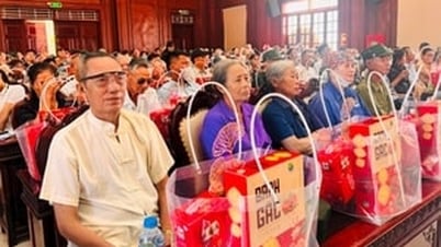 Gia Loc kooperiert, um 300 Versicherungsfamilien Geschenke zu machen