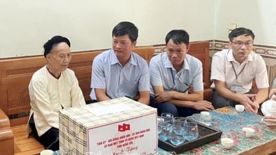 Van Lam : Près de 500 millions de VND de cadeaux pour les personnes ayant contribué à la révolution et les familles des martyrs