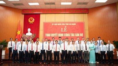 アンザン省人民委員会は人事に関する決定を発表し、授与した。