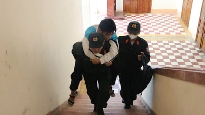Cảnh sát cơ động Bình Định cõng thí sinh bị gãy chân đi thi