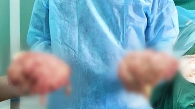 Una paciente femenina tiene una enfermedad rara, sus dos muslos externos parecen dos bolas.