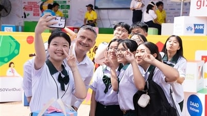 Chuyến xe hướng nghiệp Đức 2025 mang ước mơ đến với sinh viên Nghệ An-Hà Tĩnh