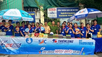CSGT TP.HCM chạy mô tô đặc chủng đưa thí sinh thi tốt nghiệp THPT về nhà lấy CCCD