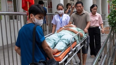 Vượt đau đớn, nam sinh đi thi bằng cáng với ước mơ vào đại học thể thao