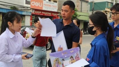 Điểm danh từng em, phá khóa lấy CCCD: Sự tận tâm của thầy cô trong mùa thi tốt nghiệp THPT 2025