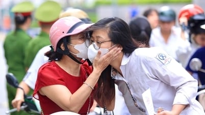 학생들은 기말고사를 치르고, 학부모들은 학교 문 앞에서 초조하게 기다린다.