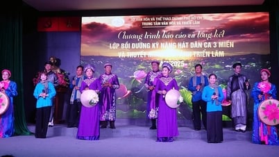 សិស្សជាង 100 នាក់ត្រូវបានបណ្តុះបណ្តាលឱ្យច្រៀងចម្រៀងប្រជាប្រិយ និងពន្យល់រូបភាពពិព័រណ៍។