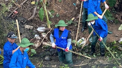 200人以上の組合員と若者が流れを浄化するために黒い水の中に足を踏み入れた。