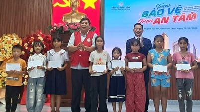 Entrega de regalos a 176 hogares y familias pobres con políticas difíciles