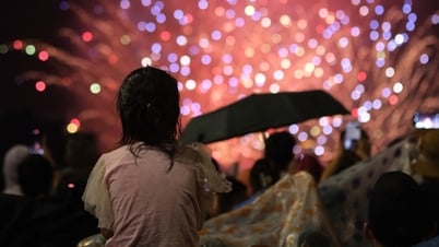 مشاهدة كوريا وإيطاليا تتنافسان في الألعاب النارية على نهر هان تحت المطر