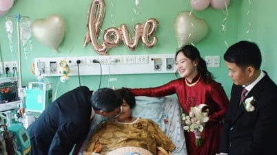 Daughter holds special wedding ceremony, becomes bride at mother's recovery bed