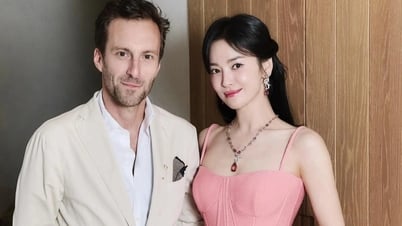 Song Hye Kyo diện váy cúp ngực gợi cảm, khoe nhan sắc không tuổi