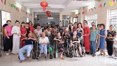 Entrega de obsequios a 80 personas vulnerables en el Centro de Protección Social Huong Ha Nguyet