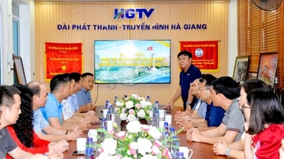 Meeting with the delegation of cadres, reporters and editors of Ha Giang Newspaper transferred to Tuyen Quang to work