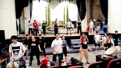 قدم أكثر من 300 فنان برنامجًا فنيًا بعنوان "Rang sang Hai Phong" في مساء يوم 30 يونيو
