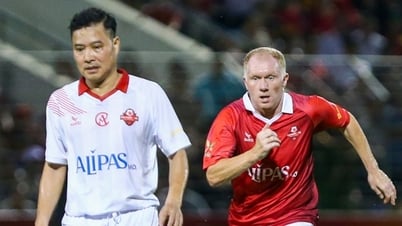 Fan Man United hụt hẫng khi Paul Scholes, Ryan Giggs
bất ngờ về nước sớm