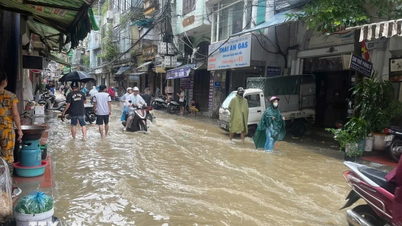 Matinée du 28 juin : Fortes pluies à Hanoi et dans de nombreux autres endroits, risque d'inondations profondes dans certaines rues