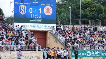 SLNA-Fans überfluteten das Feld, Quang Hai übergoss sie mit kaltem Wasser