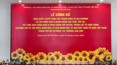 Ho-Chi-Minh-Stadt ist bereit für die Zeremonie zur Bekanntgabe der Resolution zur Zusammenlegung von Verwaltungseinheiten auf Provinz- und Gemeindeebene.