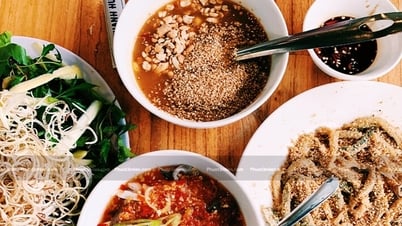 طعم غريب مع سلطة سمك كوانغ