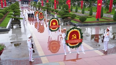 Городские лидеры возносят благовония в память о жертвах перед церемонией оглашения резолюции об объединении провинций и городов и создании городского партийного комитета Хайфона (новое)