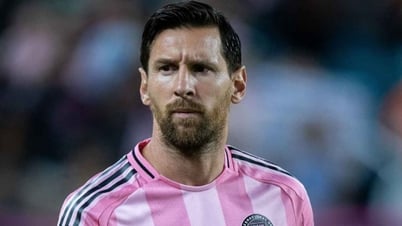 HLV Luis Enrique tái ngộ Messi: Gặp thiên tài, không được phép chớp mắt