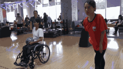 VIDEO: Người khuyết tật chơi bowling thuần thục tại TP HCM