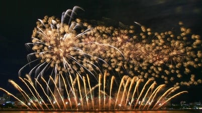 Khán giả trầm trồ khi Hàn Quốc và Ý so tài pháo hoa trong đêm mưa