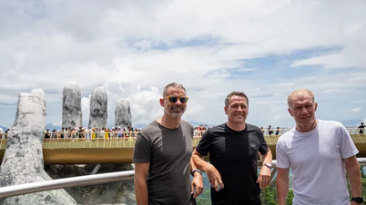 Huyền thoại MU Michael Owen, Ryan Gigg checkin cầu Vàng Đà Nẵng