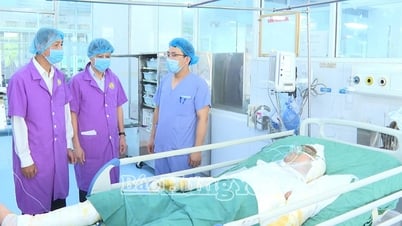 Phó Chủ tịch UBND tỉnh Nguyễn Hùng Nam thăm, động viên nạn nhân trong vụ cháy ở xã Minh Hải