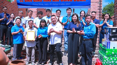 Tay Ninh Economic Zone Trade Union: Handing over "Trade Union Shelter" to union members in Phuoc Binh commune