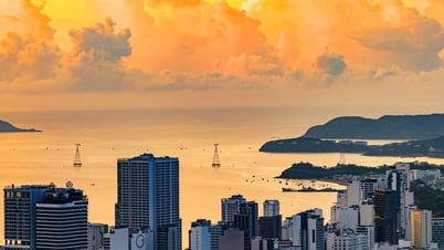 Il y a une Nha Trang avec un soleil doré et brillant