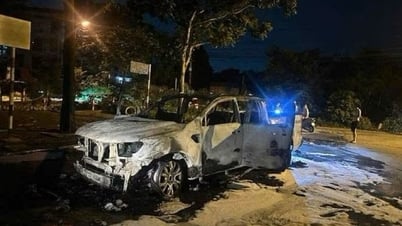 Hà Nội: Xe bán tải đang lưu thông, bất ngờ bốc cháy trên đường Mai Chí Thọ