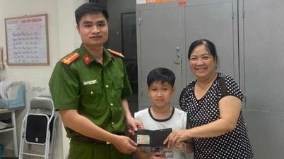 Học sinh lớp 6 ở TP Hải Dương nhặt được ví, nhờ bà trả lại người đánh rơi